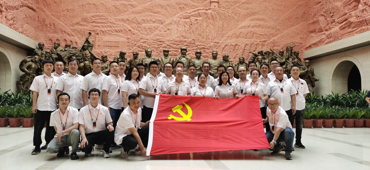 构造党员到延安观赏进修